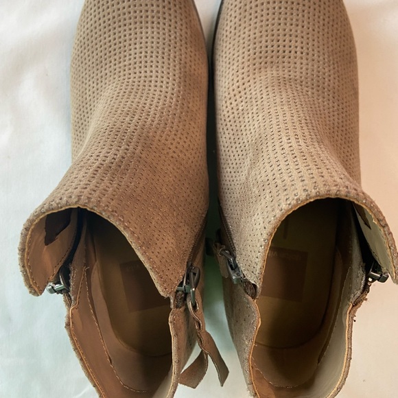 Dolce Vida Almond Mac, neutral tan booties,ankle boots  SZ  3   US 5.5 - Picture 2 of 6